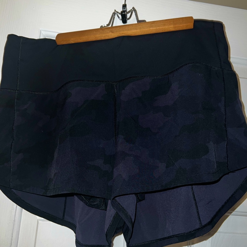 Lululemon NWOT Speed up Mid-rise lined camo black shorts size 10